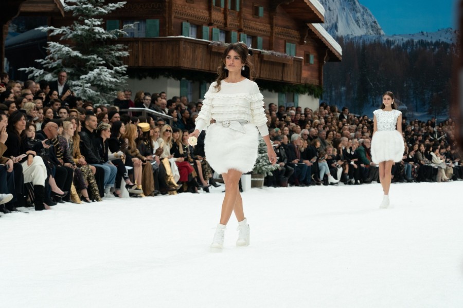 Пенелопа Крус приняла участие в показе Chanel cara delevingne