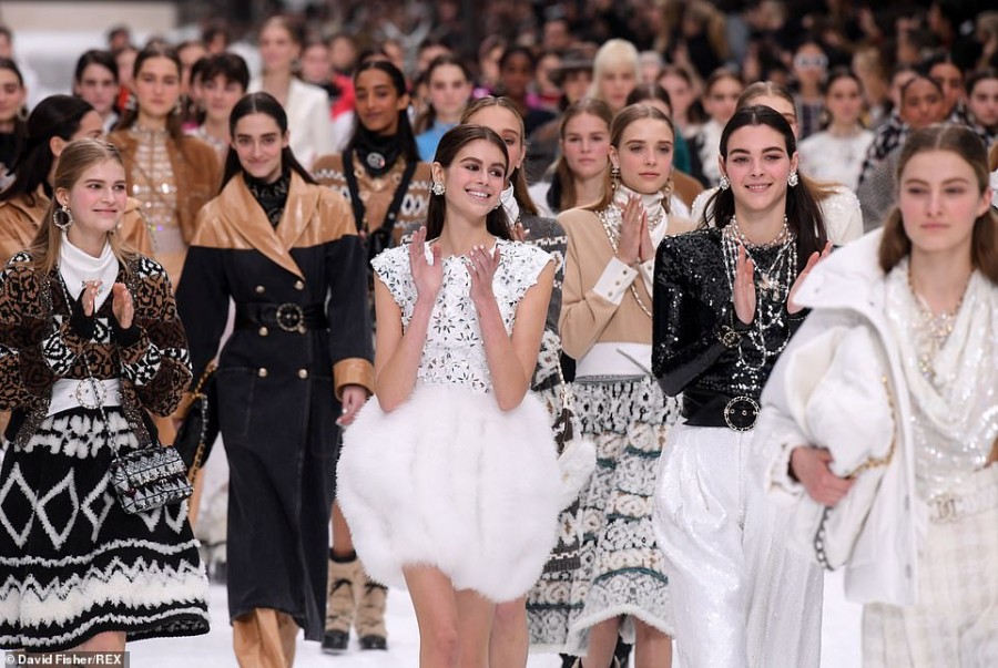 Пенелопа Крус приняла участие в показе Chanel cara delevingne