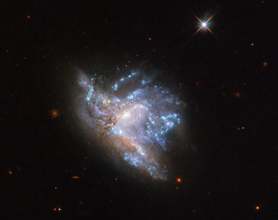 Сталкивающиеся галактики NGC 6052 Космос
