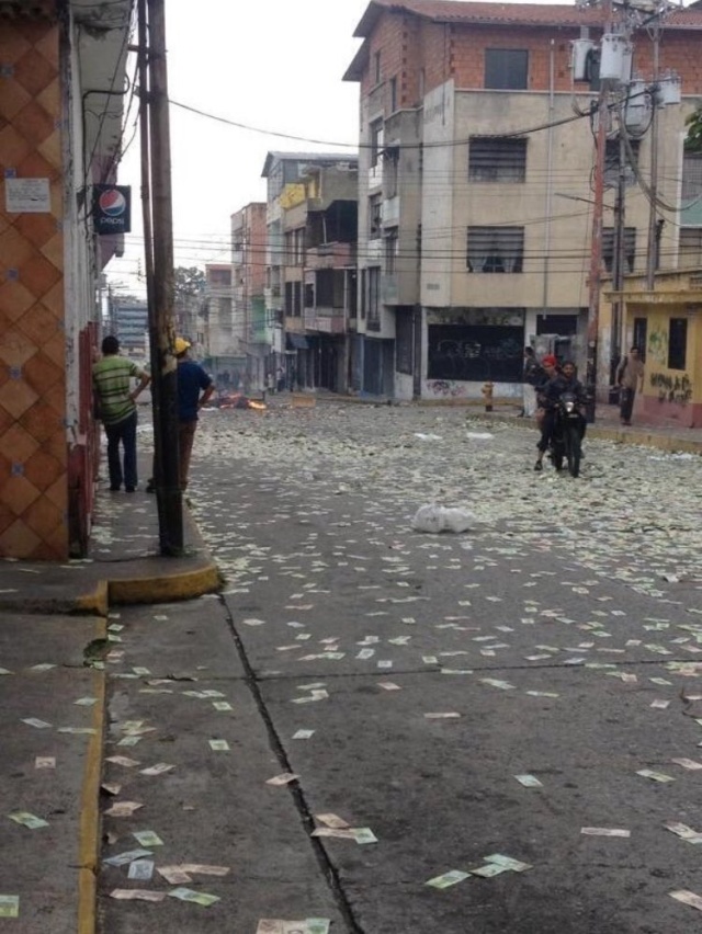 Жители Венесуэлы выбрасывают на улицу обесцененную местную валюту. МиР