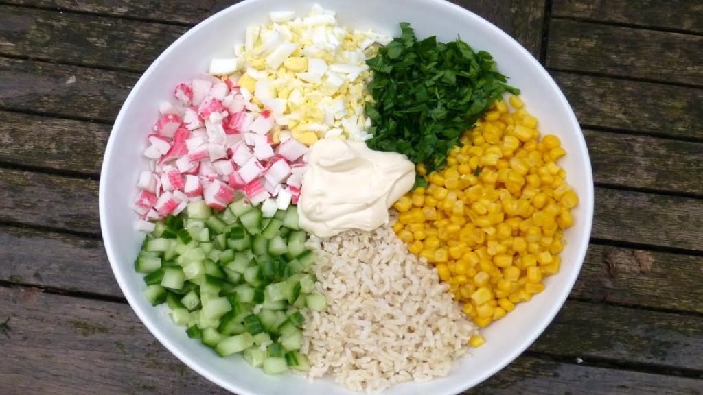 Крабовый салат: ингредиенты, варианты рецептов кулинария