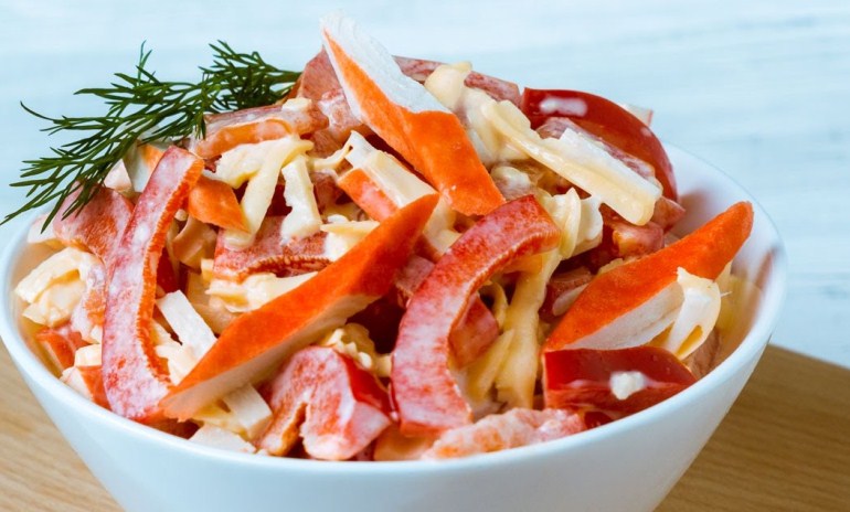 Крабовый салат: ингредиенты, варианты рецептов кулинария