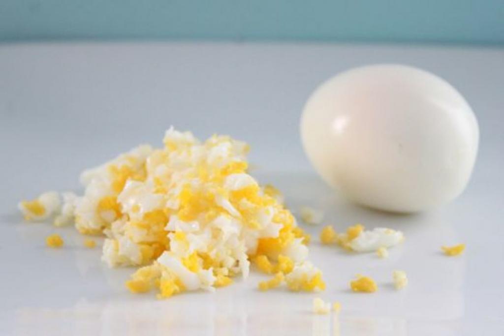 Сырный салат с яйцом и чесноком: рецепт приготовления и украшение Кулинария