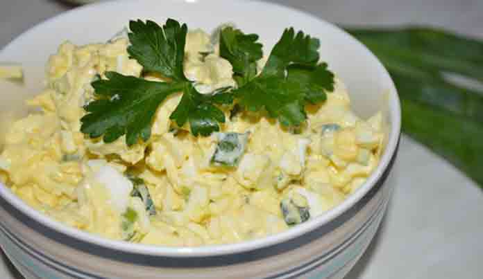 Сырный салат с яйцом и чесноком: рецепт приготовления и украшение Кулинария