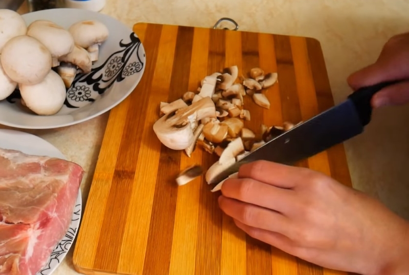 Как приготовить рулетики из свинины с грибной начинкой кулинария