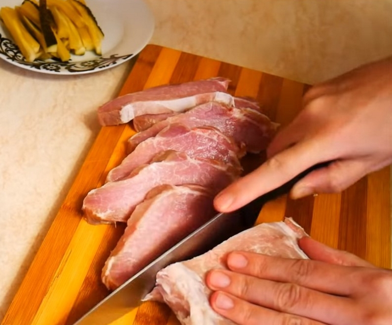 Как приготовить рулетики из свинины с грибной начинкой кулинария