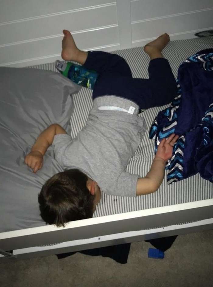 18 фото детей, которые могут уснуть где угодно и без мягкой подушки Интересное