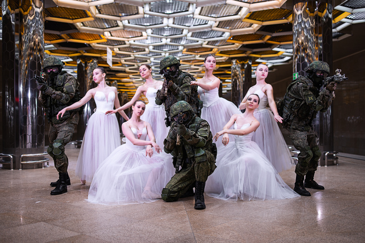 Праздничная фотосессия уральских военных с балеринами попала на страницы The Guardian 