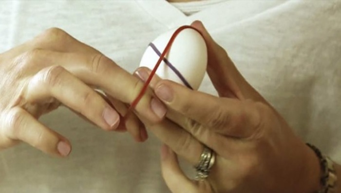 Обычные резинки и пара минут: как быстро и креативно раскрасить яйца к Пасхе красим яйца