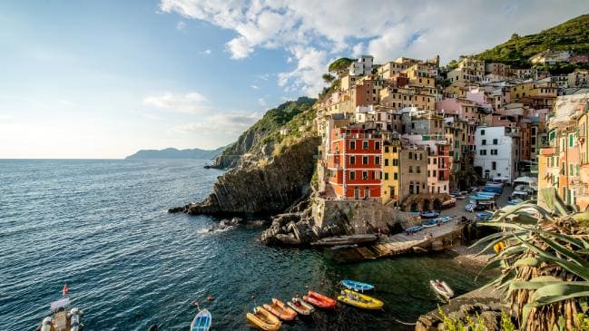 Итальянский курорт штрафует туристов на 2500 евро за ношение стрингов и вьетнамок виза