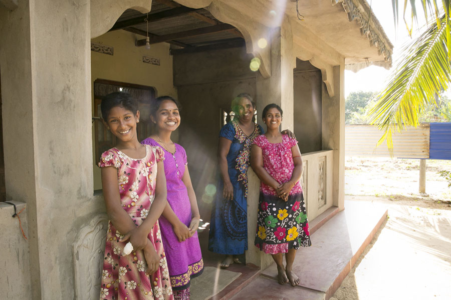 44% саперов , работающих на минных полях Шри-Ланки , - это женщины Война и мир