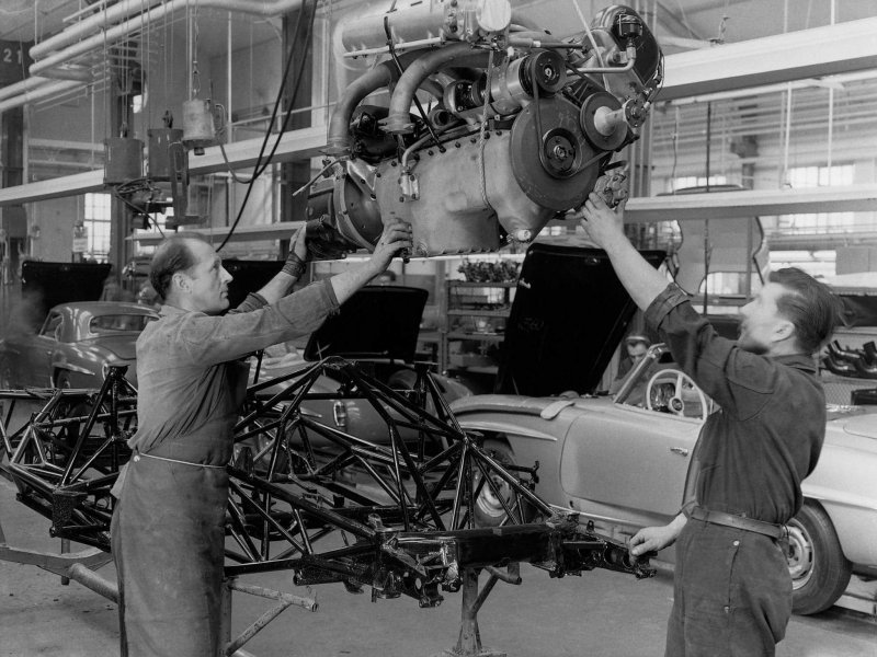Ручная сборка родстеров Mercedes-Benz в 1958 году 