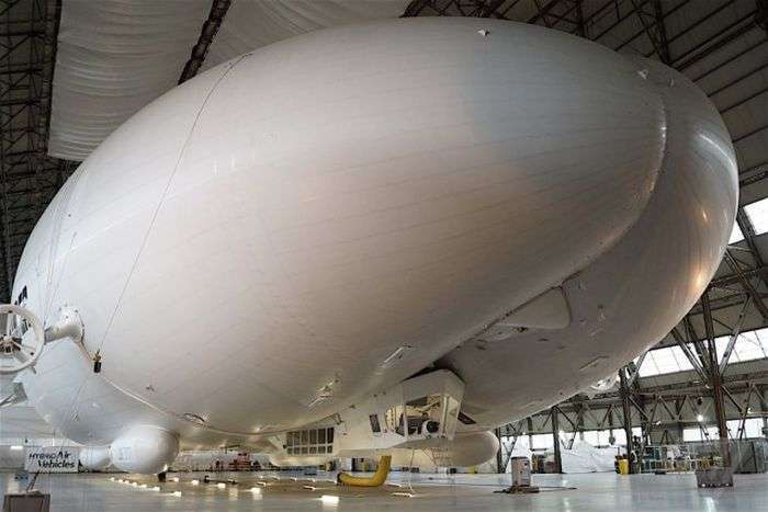 Найбільший у світі дирижабль Airlander 10 готують до льотних випробувань (20 фото)