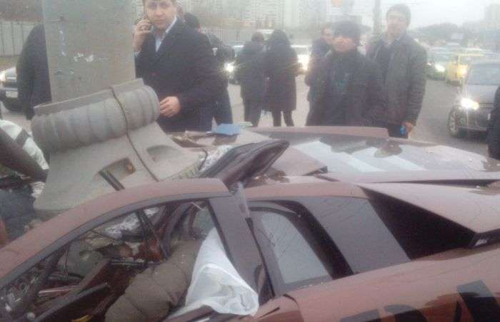 Lamborghini бійця ММА Адама Яндиева врізався в стовп в Москві (7 фото)