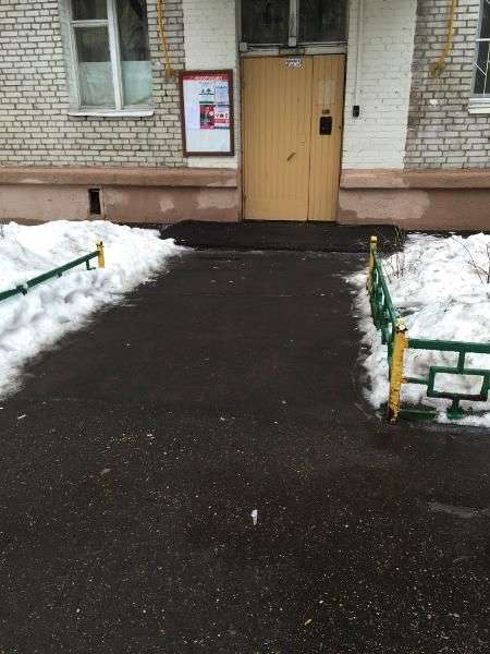 Московські чиновники «встановили» зниклу урну в фотошопі (2 фото)