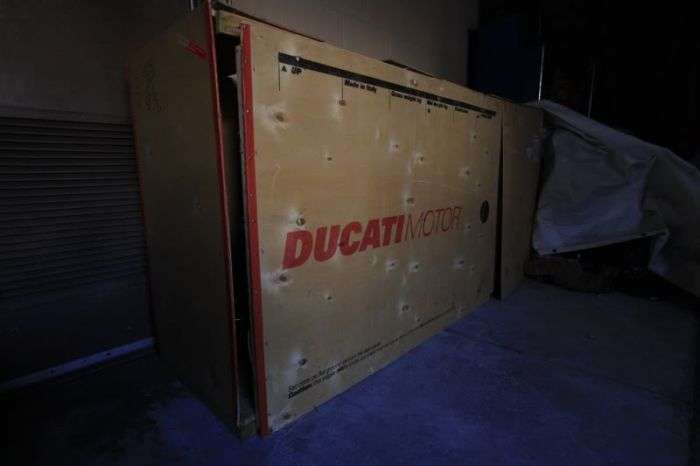 Забутий власником мотоцикл Ducati 996R простояв більше 10 років в заводському боксі (10 фото)
