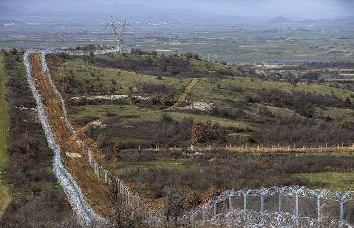 Македонія оградилась від Греції 30-кілометровим подвійним парканом (25 фото)