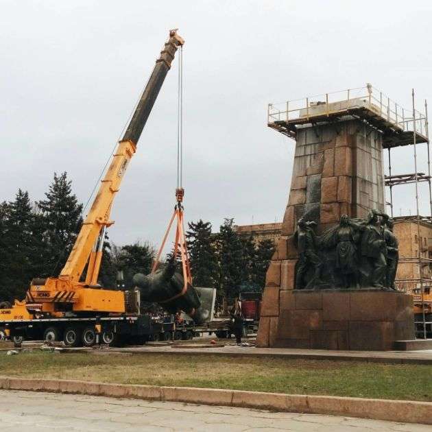 У Запоріжжі знесли найбільший на Україні памятник Леніну (5 фото)