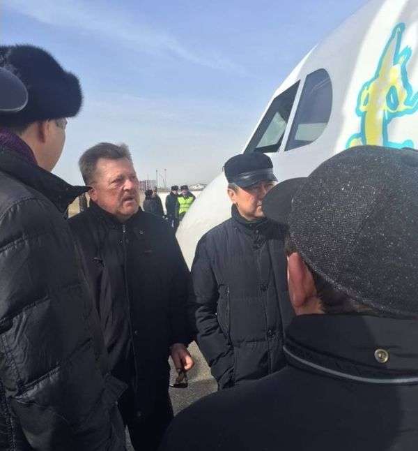 Льотчики-герої, благополучно посадившие літак без переднього шасі (3 фото)