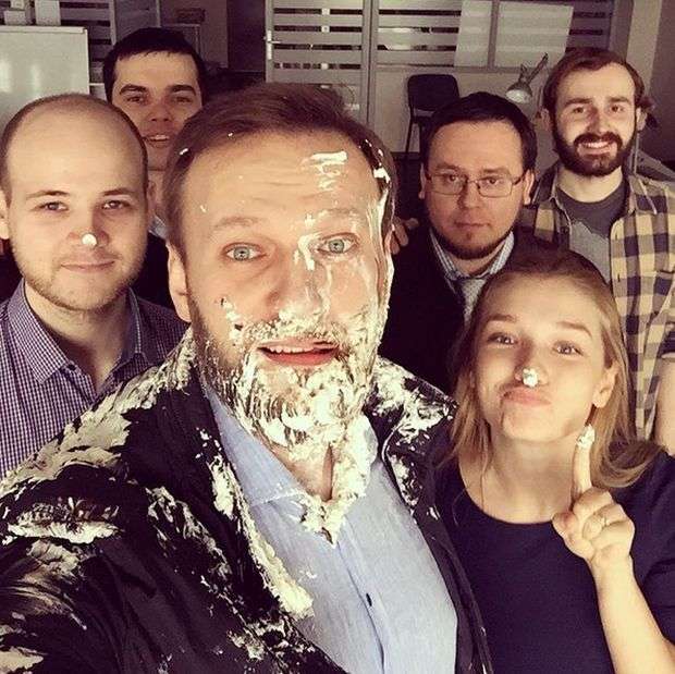 Невідомі кинули в Олексія Навального два торта (2 фото)