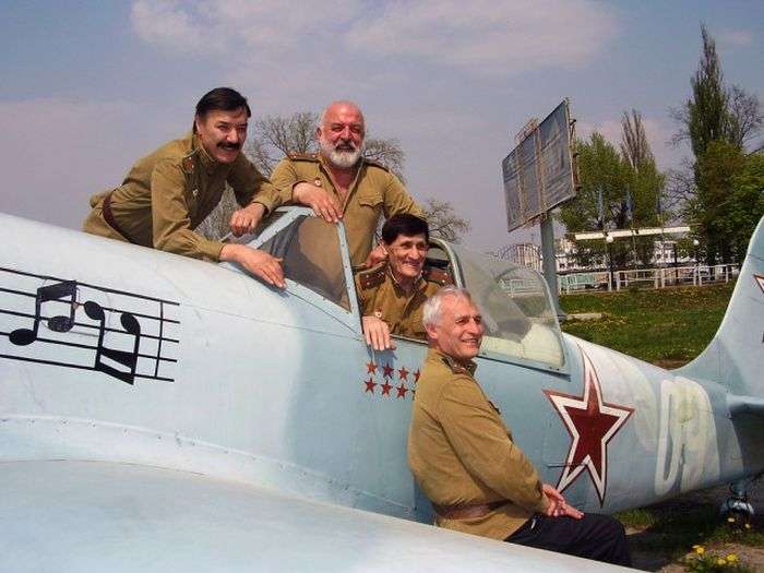 Музична ескадрилья з кінострічки «В бій ідуть одні старики» 42 роки (4 фото + відео)