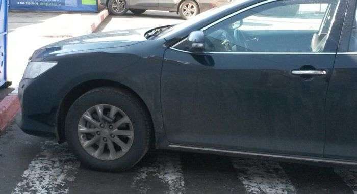 Оригінальне покарання для любителя паркування на зебрі (2 фото)