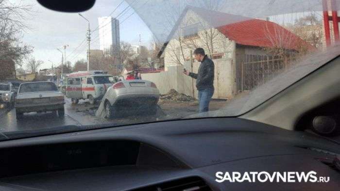 У Саратові автомобіль провалився у величезну яму на дорозі (6 фото)