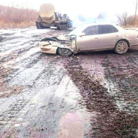 У Приморї самохідний міномет «Тюльпан» наїхав на легковий автомобіль (2 фото + відео)