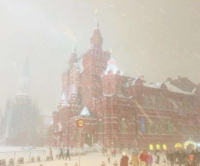 Сильний снігопад частково паралізував рух у Москві (13 фото)