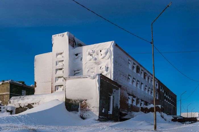 Занедбані будинки селища Тіксі (17 фото)