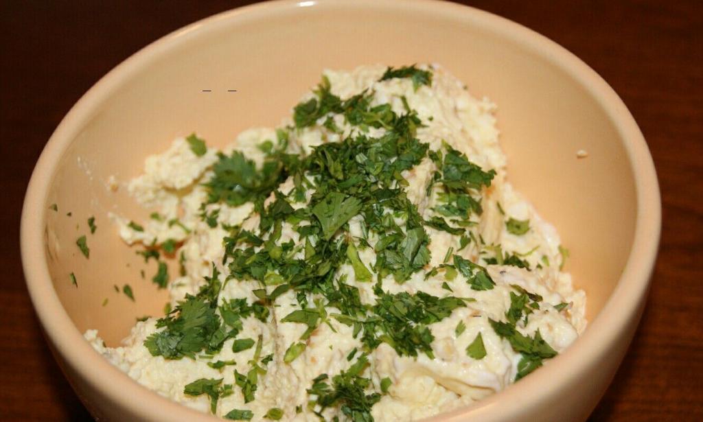 Сырный салат с яйцом и чесноком: рецепт приготовления и украшение Кулинария