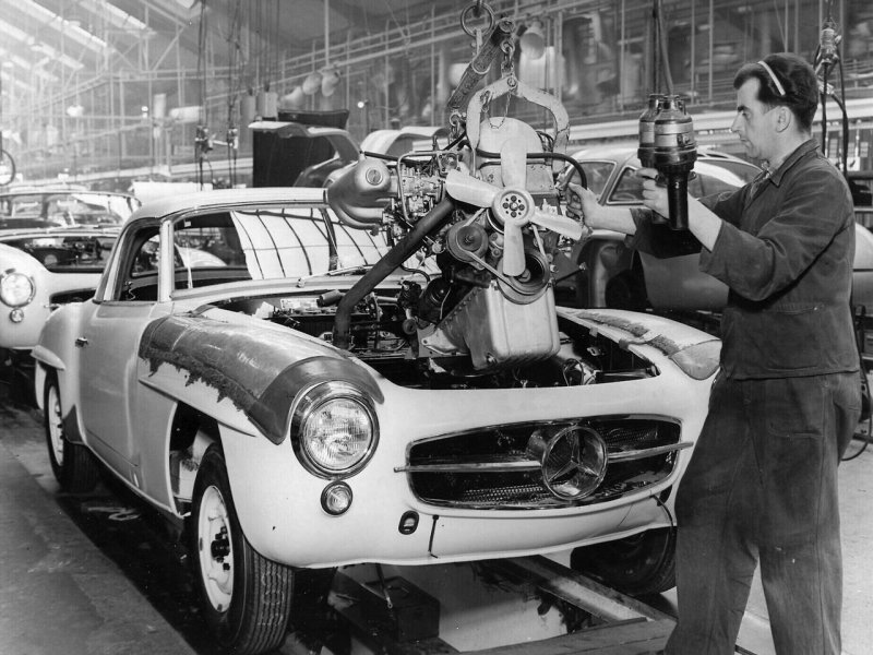 Ручная сборка родстеров Mercedes-Benz в 1958 году 