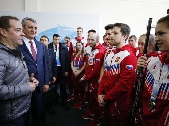 Медведев вслед за Путиным начал заниматься хоккеем Байкал