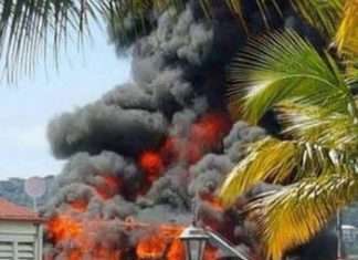 Яхта вартістю 2,5 мільйона згоріла вщент в Карибському морі (17 фото)