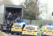 Поліція Великобританії зупинила вантажівку з 26-ю біженцями (4 фото)