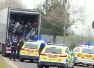 Поліція Великобританії зупинила вантажівку з 26-ю біженцями (4 фото)