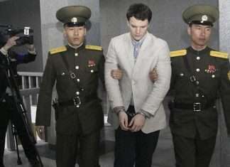 У КНДР американського студента, який зірвав агітаційний плакат, засудили до 15 років вязниці (7 фото)