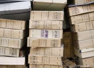 У центрі Москви викинули документи з центрального архіву КДБ (2 фото)