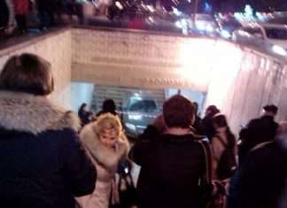 У Москві автомобіль скотився в підземний перехід метро «Профспілковий» (5 фото)