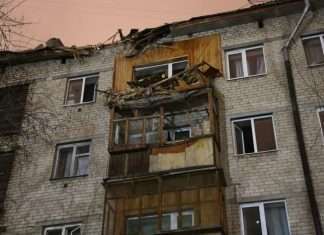 У Єкатеринбурзі баштовий кран впав на житловий будинок (5 фото)