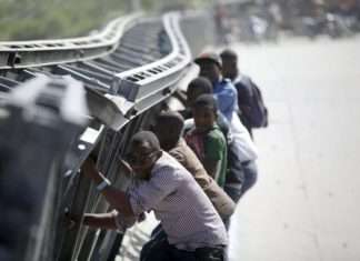 Безстрашні жителі Гаїті користуються обвалившимся мостом (7 фото)