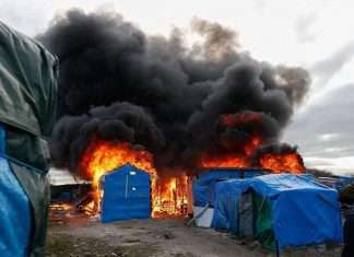 В Кале відбулися зіткнення між мігрантами і поліцією (11 фото)