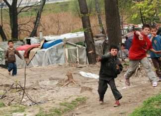 У Києві цигани розбили два табору (18 фото)
