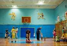 У Гомелі батьки і діти організували клуб, який не пускають мам (12 фото)