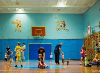 У Гомелі батьки і діти організували клуб, який не пускають мам (12 фото)