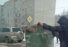 У Кіровській області дорожні ями застелили килимами (3 фото)