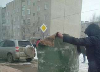 У Кіровській області дорожні ями застелили килимами (3 фото)