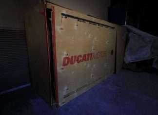 Забутий власником мотоцикл Ducati 996R простояв більше 10 років в заводському боксі (10 фото)