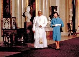 Кого зі своїх знаменитих сучасників пережила королева Єлизавета II (10 фото)