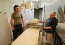 У Франції чоловік продав свою пекарню бездомному за 1 євро (11 фото)